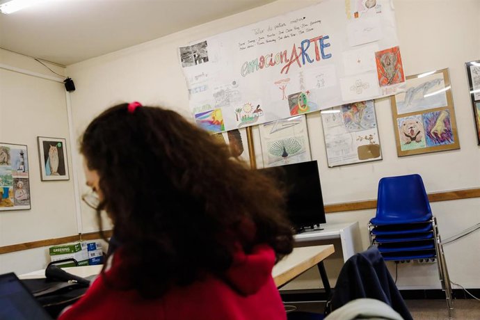 Archivo - Una joven en un aula.