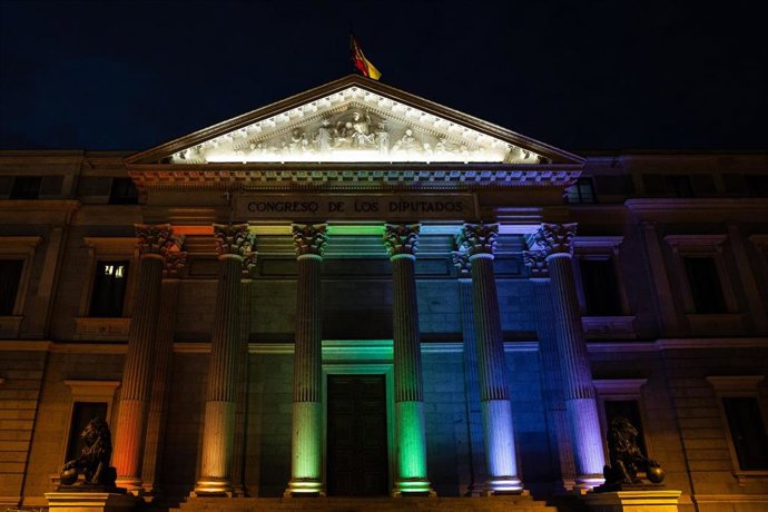 El Congreso iluminado con la bandera LGTBI