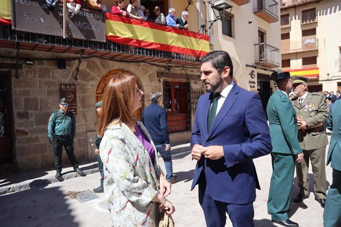 El portavoz de Vox en las Cortes de Aragón, Alejandro Nolasco, junto a la concejal del partido en el Ayuntamiento de Teruel, Elena Fernández, en un acto de la Guardia Civil en Mora de Rubielos.