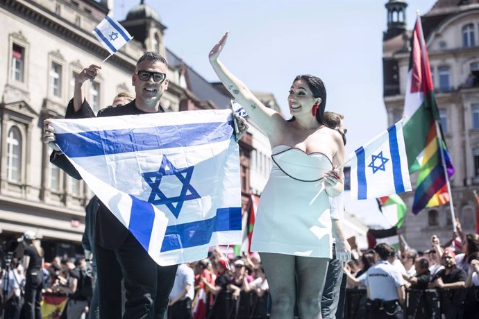 11 de maio de 2025, Suíça, Basiléia: Yuval Raphael, de Israel, chega ao tapete turquesa antes do 69º Eurovision Song Contest realizado no Rathaus. Foto: Baden Roth/ZUMA Press Wire/dpa