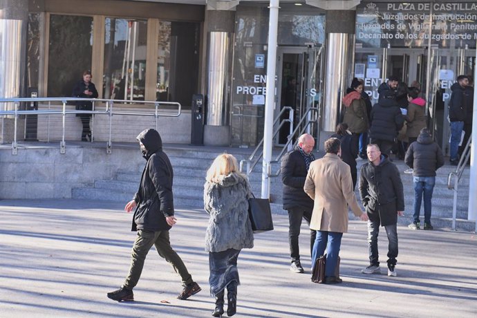 Archivo - Uno de los acusados (i) a su salida del juzgado para conocer su acusación, en la Audiencia Provincial, a 11 de enero de 2024, en Madrid (España). Cuatro ultras del Frente Atlético colgaron la madrugada del 26 de enero de 2023 un muñeco hinchable