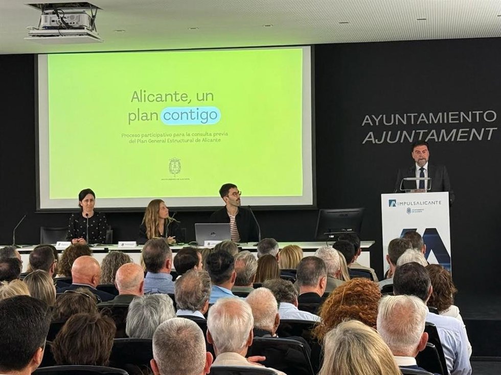 Archivo - El alcalde de Alicante, Luis Barcala, durante la presentación del proceso de consulta pública para el nuevo PGE