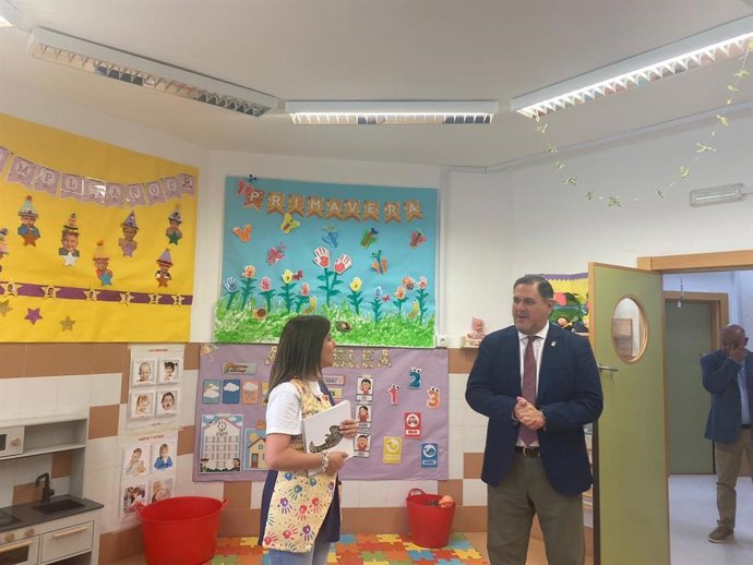 El delegado de Desarrollo Educativo y FP de la Junta en Almería, Francisco Alonso Martínez, durante su visita a la Escuela Infantil Las Norias en El Ejido (Almería).