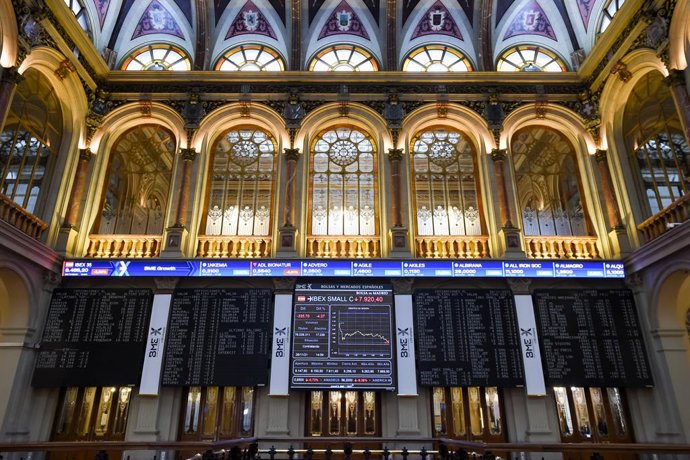 Archivo - Valores del Ibex 35, en el Palacio de la Bolsa, a 26 de noviembre de 2021, en Madrid, (España). El Ibex 35 se ha desplomado un 4,01% en la media sesión de este viernes y ha retrocedido hasta los 8.486 puntos por el temor ante la nueva variante d