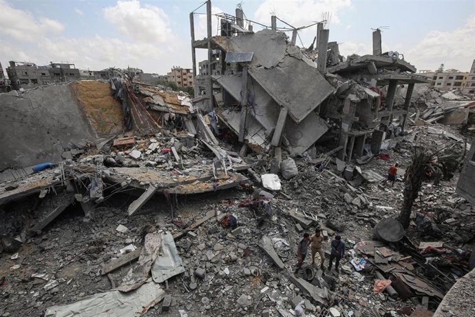 Palestinos inspeccionan un edificio destruido por un ataque del Ejército de Israel contra Yabalia, en el norte de la Franja de Gaza (archivo)