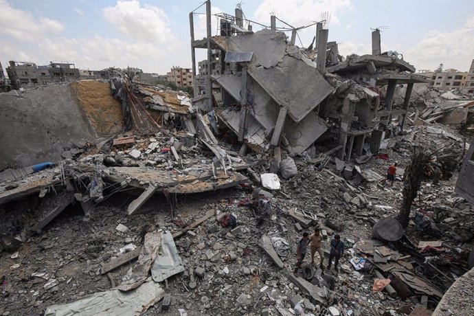 May 14, 2025, Jabalia, Gaza Strip, Palestinian Territory: Palestinians inspect the site of an Israeli strike on a house, in Jabalia, in the northern Gaza Strip, May 14, 2025,Image: 999007596, License: Rights-managed, Restrictions: , Model Release: no, Cre
