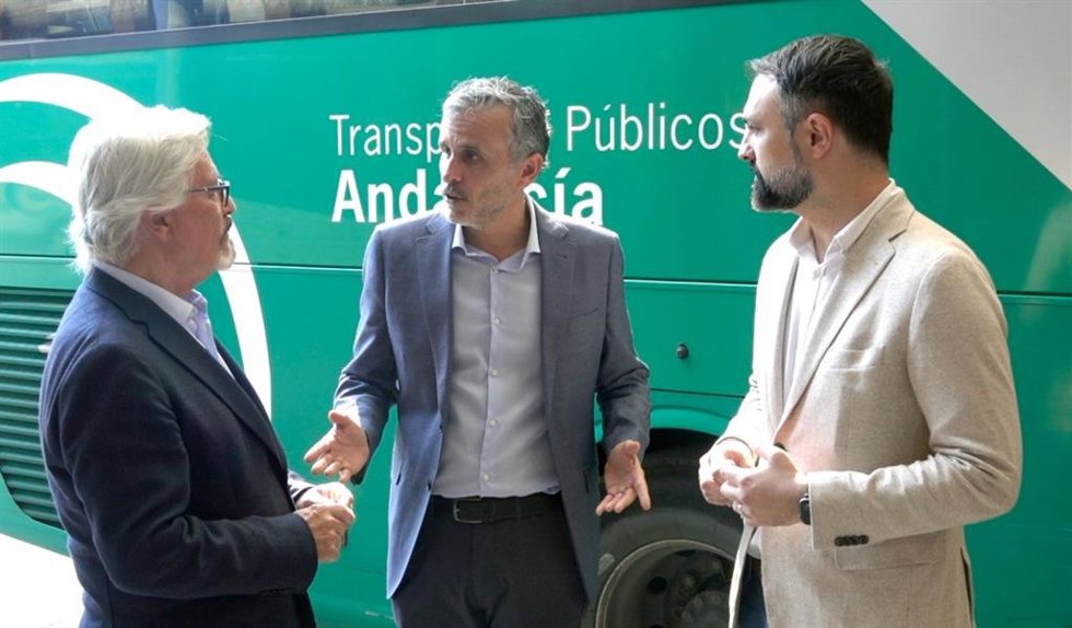 El diputado nacional del PSOE Ignacio López; el secretario provincial de Coordinación Territorial de la formación, Rafael Granados, y el secretario de Coordinación de Málaga Metropolitana del PSOE, Mariano Ruiz Araujo.