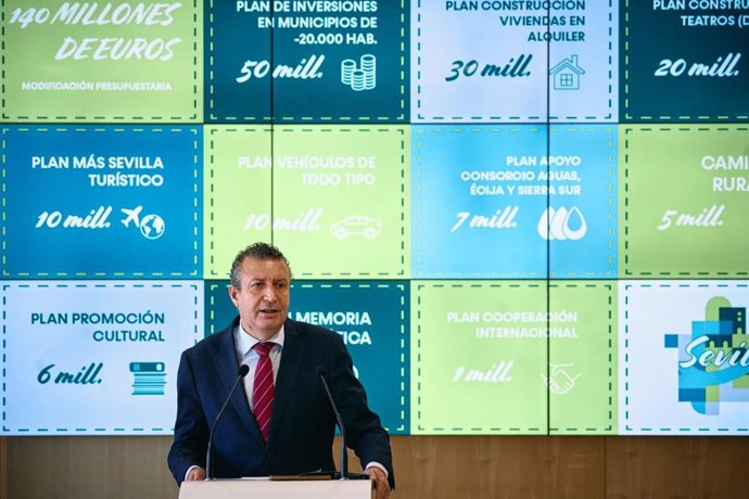El presidente de Diputación, Javier Fernández, en rueda de prensa.