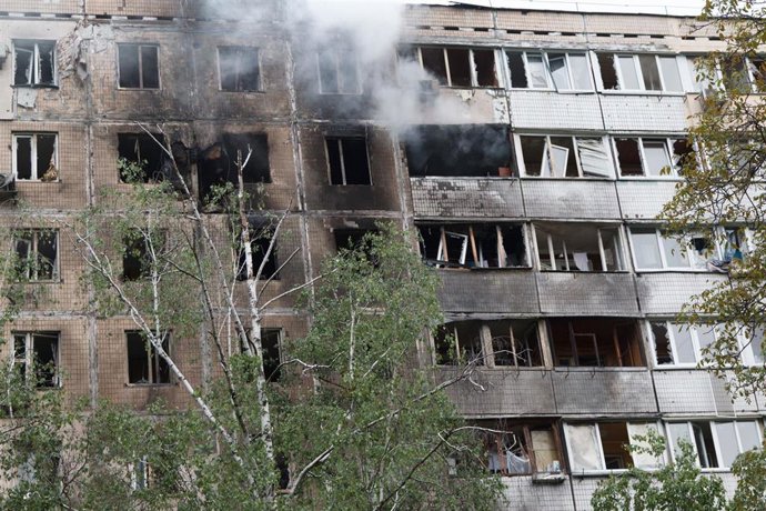 Edificio residencial en Kiev golpeado por un proyectil ruso.