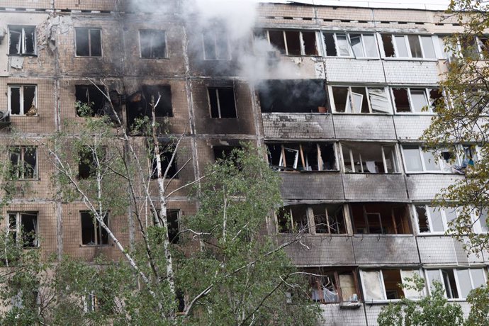 7 de maio de 2025, Kiev, Ucrânia: A fumaça sobe de um bloco de apartamentos em chamas, danificado pela queda de destroços de drones russos, em Kiev, Ucrânia, em 7 de maio de 2025.