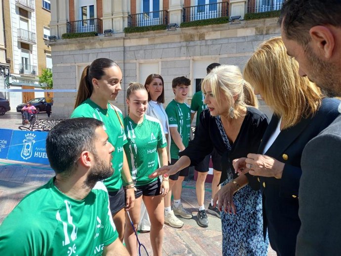 La consejera de Cultura y Deporte de la Junta de Andalucía, Patricia del Pozo, saluda, junto a alcaldesa de Huelva, Pilar Miranda, a seis deportistas del Centro Andaluz Especializado en Tecnificación tras una exhibición.