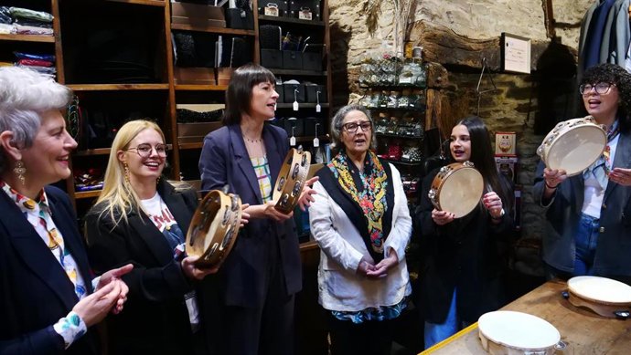 La portavoz nacional del BNG, Ana Pontón, y la diputada Mercedes Queixas participan en un homenaje a las cantareiras, homenajeadas con las Letras Galegas 2025. En Santiago.