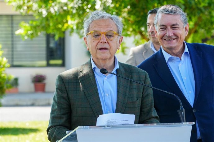 Salvador Fuentes interviene, observado por Antonio Sanz.