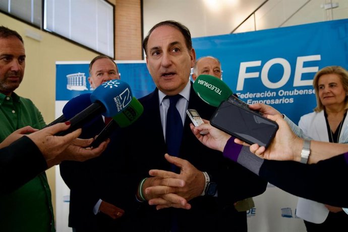 El presidente de la Confederación de Empresarios de Andalucía (CEA), Javier González de Lara, en una atención a medio en Huelva.