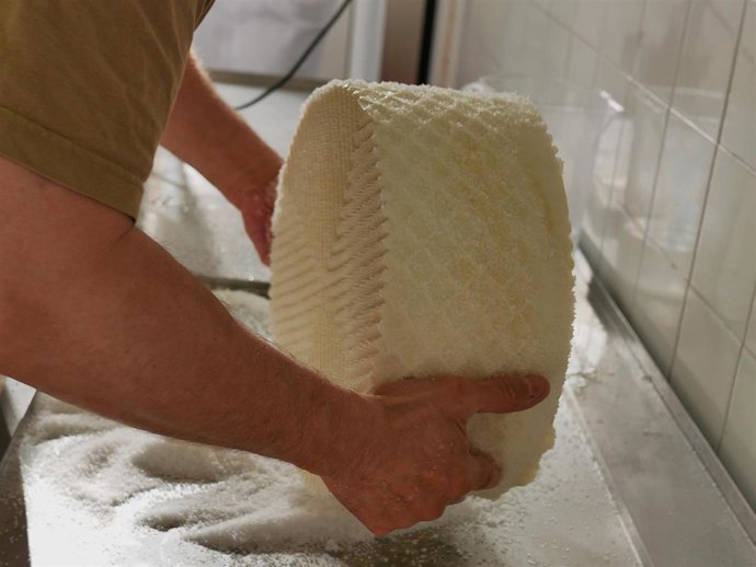 Imagen del proceso de elaboración de los quesos.