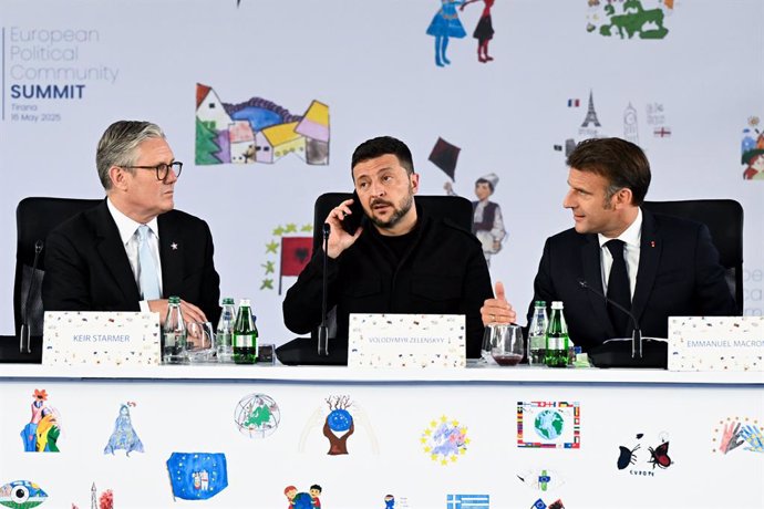 El presidente de Ucrania, Volodimir Zelenski, en la cumbre de la Comunidad Política Europea (CPE) en Tirana, junto al primer ministro de Reino Unido, Keir Starmer, y al presidente de Francia, Emmanuel Macron.