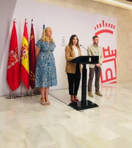 La vicealcaldesa y portavoz del equipo de Gobierno del Ayuntamiento de Murcia, Rebeca Pérez, acompañada de los ediles Mercedes Bernabé y Miguel Ángel Noguera