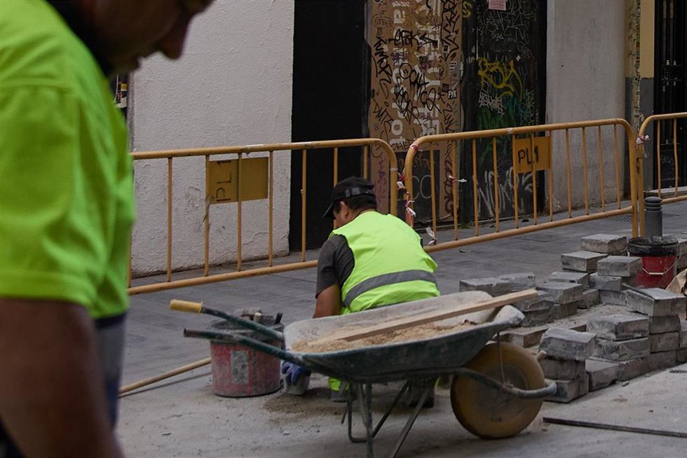 Archivo - Obreros trabajando al sol, a 18 de julio de 2024, en Madrid (España)