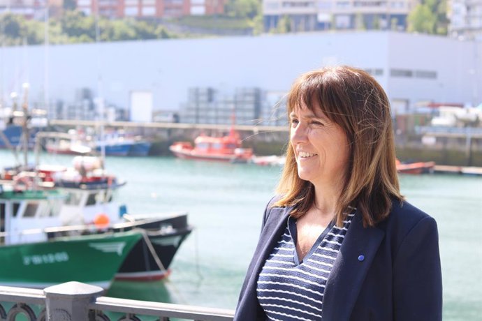 La consejera de Alimentación, Desarrolo Rural, Agricultura y Pesca, Amaia Barredo,en el Arrain Azoka de Bermeo (Bizkaia)