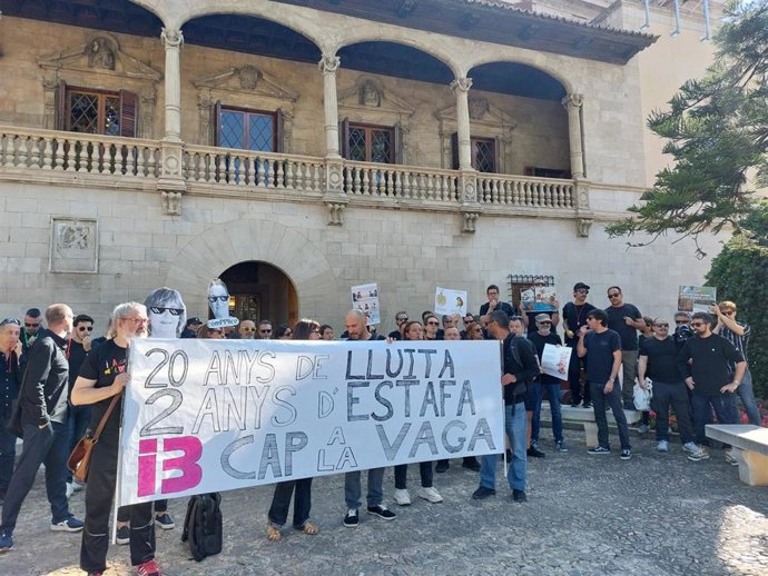 Protesta de trabajadores de IB3, este jueves frente al Consolat de Mar.