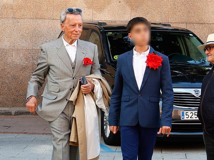 José Ortega Cano y su hijo José María llegan a la plaza de toros de las Ventas este 15 de mayo