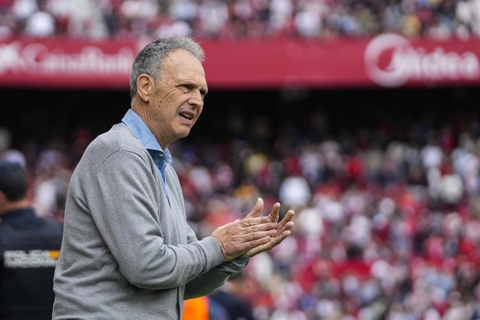 El entrenador del Sevilla FC, Joaquín Caparrós, en el Ramón Sánchez-Pizjuán.