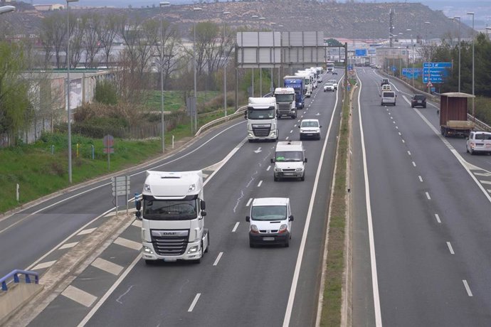 Archivo - Varios camiones en la autovía.- Archivo