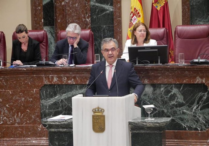 El consejero de Medio Ambiente, Universidades, Investigación y Mar Menor, Juan María Vázquez, durante su comparecencia en la Asamblea Regional
