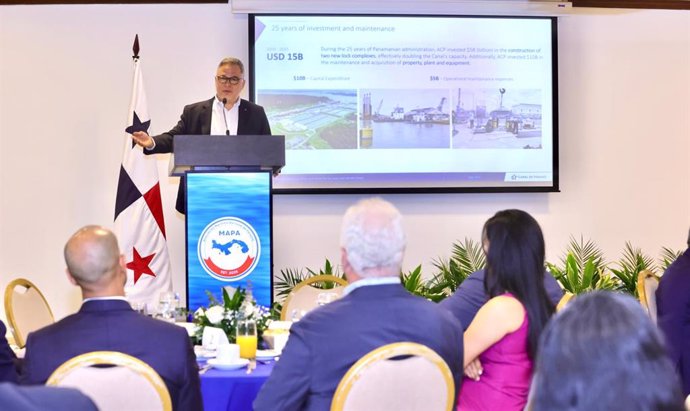 El vicepresidente de Finanzas del Canal de Panamá, Víctor Vial durante el encuentro