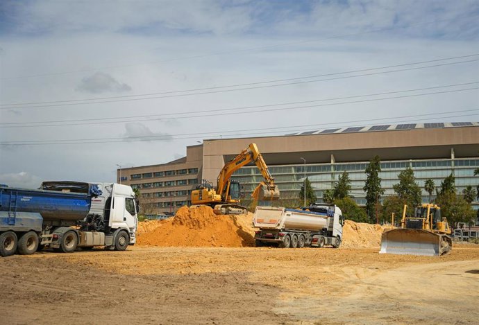Obras en el exterior del estadio de La Cartuja. 