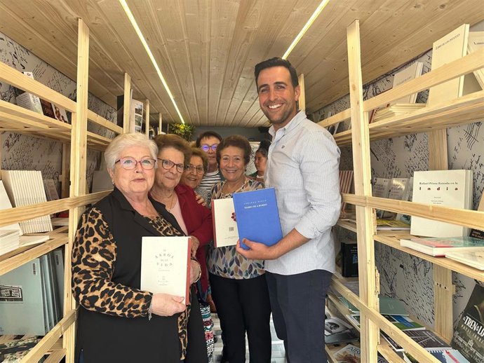 El diputado de Mayores, José Santaolalla, ha explicado que el 'bibliobús' de la Delegación de Mayores ha recorrido los 86 municipios menores de 20.000 habitantes de la provincia en tres semanas