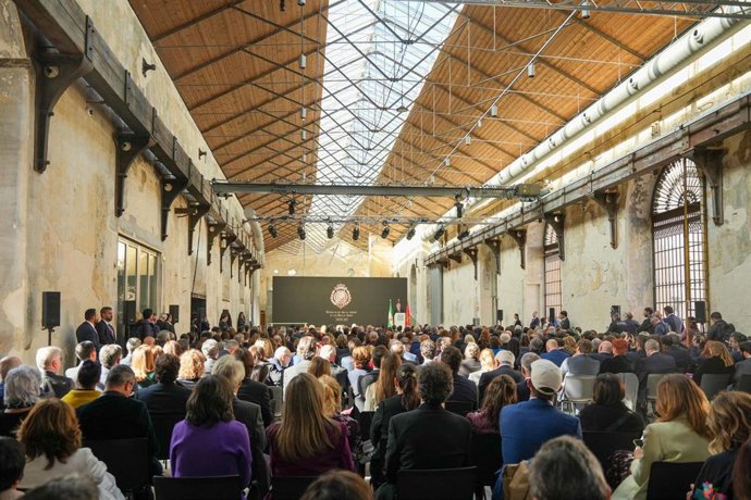 Archivo - El Rey Felipe VI interviene en la entrega de las Medallas al Mérito en las Bellas Artes en un acto celebrado en noviembre en la Real Fábrica de Artillería.