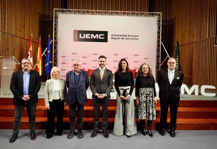 El presidente de honor de Reporteros sin Frontera, Alfonso Armada (tercero por la izquierda), junto al rector de la UEMC, David García López, en el marco de la celebración del Día Internacional de la Convivencia en Paz