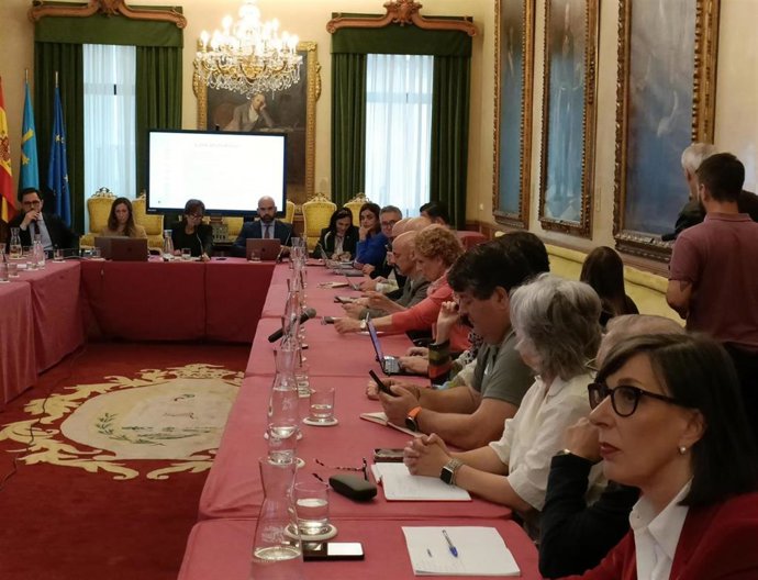 La presidenta de la Autoridad Portuaria gijonesa, Nieves Roqueñí --en primer plano--, participa en el Consejo Social Municipal de Gijón.