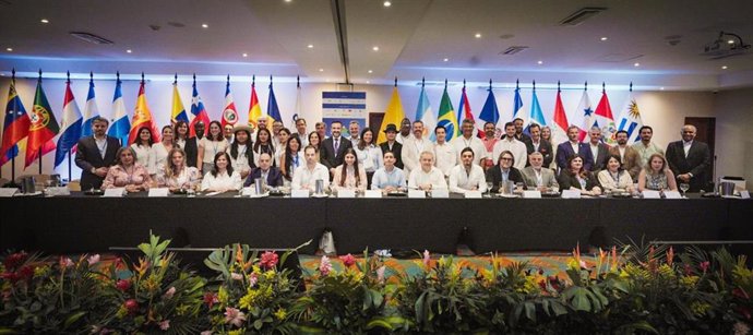 Participantes en la jornada a puerta cerrada entre el sector público y pirvado la primera jornada del Foro de Turismo en Santa Marta