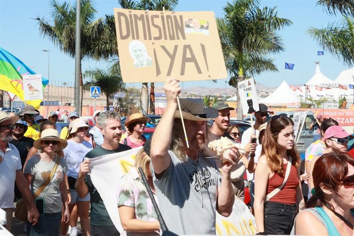Archivo - Varias personas durante una manifestación contra el modelo turístico y de desarrollo de Canarias