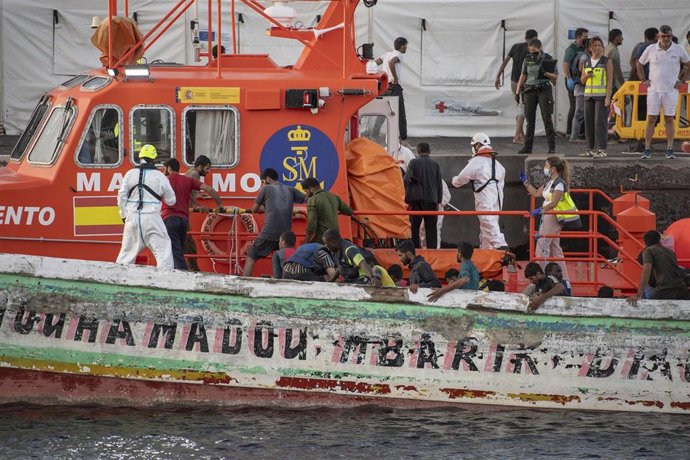 Archivo - Los servicios sanitarios atienden a migrantes llegados en cayuco al puerto de La Restinga, a 31 de agosto de 2024, en El Hierro.