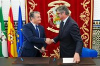 Antonio Sanz firma un protocolo para la puesta en marcha de un nodo tecnológico en Puente Genil (Córdoba)