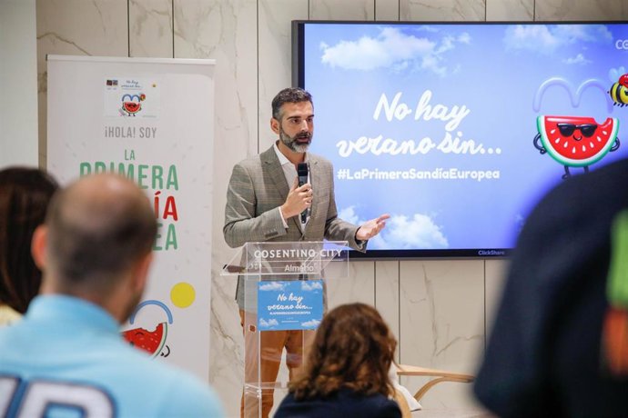El consejero de Agricultura, Pesca, Agua y Desarrollo Rural de la Junta de Andalucía, Ramón Fernández-Pacheco, durante la presentación de la campaña de Coexphal para promocionar la sandía, celebrada en el Cosentino City de Almería.