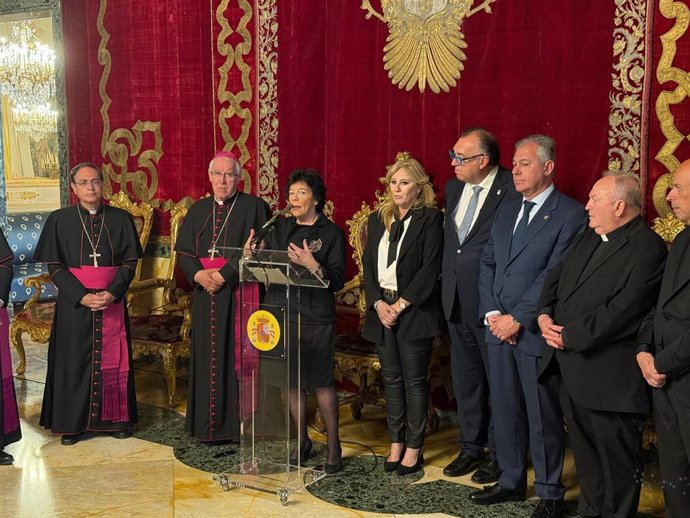 La consejera de Economía, Hacienda y Fondos Europeos, Carolina España, y el consejero de Turismo y Andalucía Exterior, Arturo Bernal, asisten a la Eucaristía concelebrada por la Archidiócesis de Sevilla y la Diócesis de Málaga.