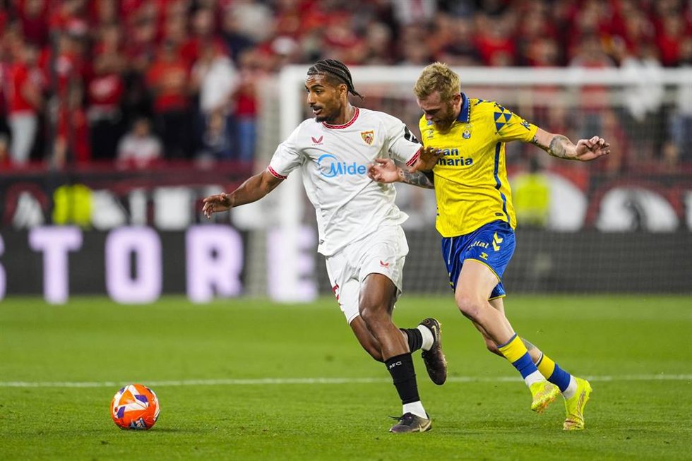 El central francés Loc Badé (Sevilla FC), ante Oli McBurnie (UD Las Palmas). 