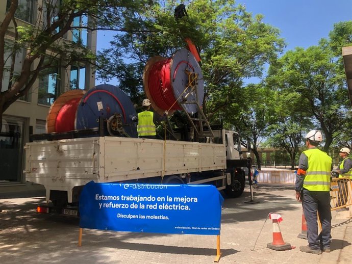 Archivo - Operarios de Endesa en una de las intervenciones de refuerzo de la red en Sevilla capital.