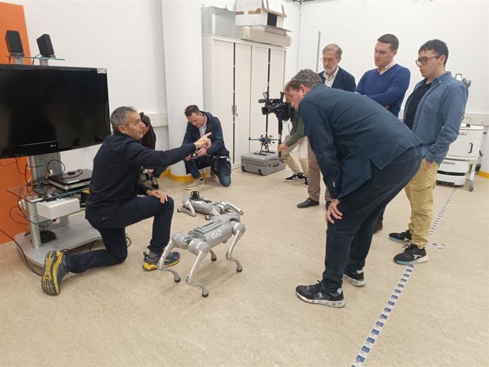 El secretario xeral del PSdeG, José Ramón Gómez Besteiro, en su visita al Centro Singular de Invesigación en Tecnoloxías Inteligentes (Citius) de Santiago