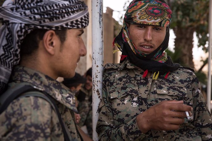 Archivo - July 7, 2017 - Raqqa, Rojava, Syria - July 2017 - Syria / ROJAVA (Syrian North) / Raqqa West / Frontline / Main base / two Arab soldiers (from Raqqa) of the FDS (Syrian Democratic Forces) discuss among themselves.