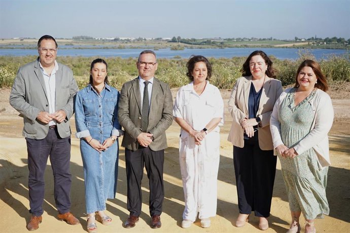 La consejera de Sostenibilidad y Medio Ambiente de la Junta de Andalucía, Catalina García, en su visita al municipio de El Cuervo (Sevilla).