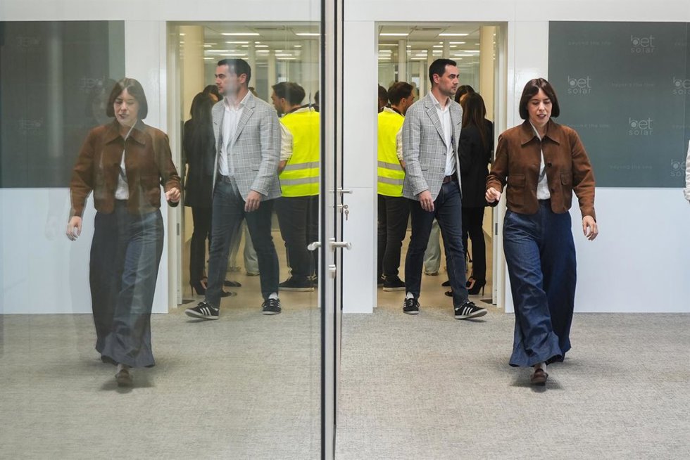 La ministra de Ciencia, Innovación y Universidades, Diana Morant, durante su visita a una empresa del polígono de Ribarroja, a 16 de mayo de 2025, en Ribarroja, Valencia