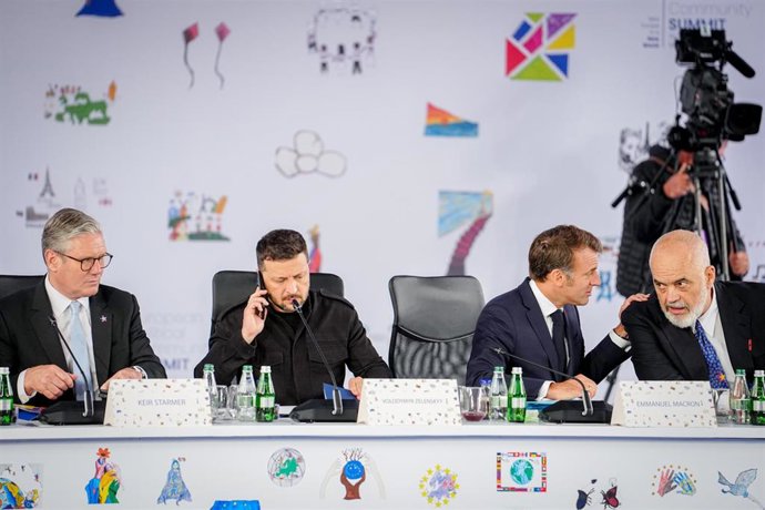 El primer ministro de Reino Unido, Keir Starmer, el presidente ucraniano, Volodimir Zelenski, su homólogo francés, Emmanuel Macron, y el jefe de Gobierno albanés, Edi Rama, durante la cumbre de la Comunidad Política Europea en Tirana, Albania.