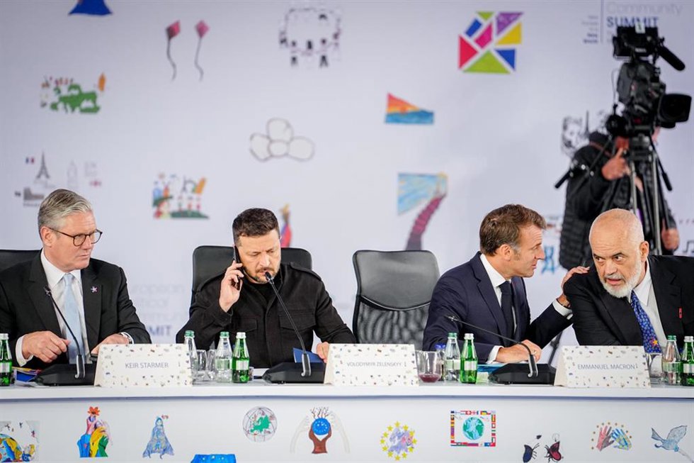 El primer ministro de Reino Unido, Keir Starmer, el presidente ucraniano, Volodimir Zelenski, su homólogo francés, Emmanuel Macron, y el jefe de Gobierno albanés, Edi Rama, durante la cumbre de la Comunidad Política Europea en Tirana, Albania.