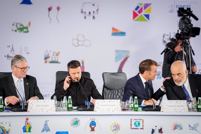 El primer ministro de Reino Unido, Keir Starmer, el presidente ucraniano, Volodimir Zelenski, su homólogo francés, Emmanuel Macron, y el jefe de Gobierno albanés, Edi Rama, durante la cumbre de la Comunidad Política Europea en Tirana, Albania.