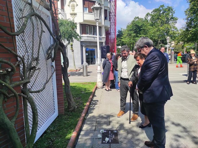 Bilbao coloca una placa en el Parque de Doña Casilda en memoria de la víctima de ETA Ramón Baglietto